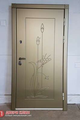 Входная дверь с тиснением на металле