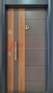 Коричневая входная дверь c МДФ панелью ЧД-01 в частный дом в Гатчине
