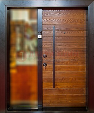 Коричневая входная дверь c МДФ панелью и стеклом ЧД-38 в частный дом в Гатчине