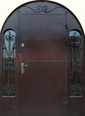 Арочная дверь со стеклом и ковкой ДА-16 под старину в Гатчине