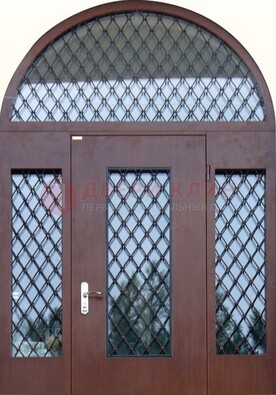 Крепкая стальная арочная дверь со стеклом и ковкой ДА-21 в Гатчине