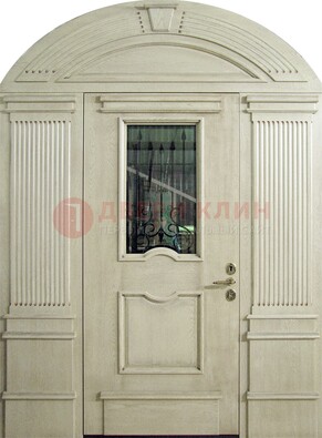 Белая входная дверь массив со стеклом и ковкой ДА-49 в Гатчине