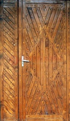 Коричневая входная дверь с евровагонкой ДЕ-19 в Гатчине