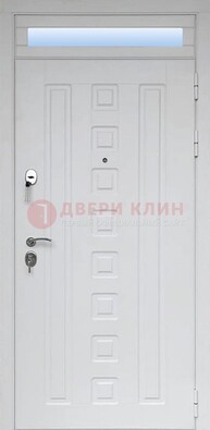 Белая металлическая дверь с фрамугой для коттеджа ДФГ-21 в Гатчине