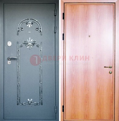 Железная дверь с ковкой ламинат внутри ДК-11 в квартиру в Гатчине