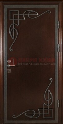 Коричневая входная дверь с ковкой ДК-16 для дома в Гатчине