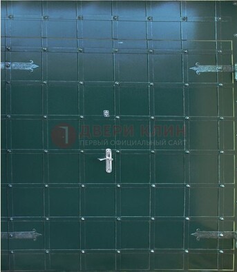 Большая входная дверь с ковкой с порошковым окрасом ДК-18 в Гатчине