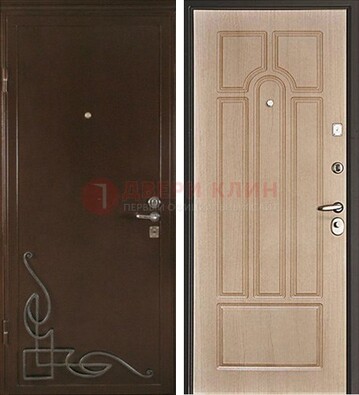 Квартирная коричневая железная дверь с ковкой ДК-19 в Гатчине