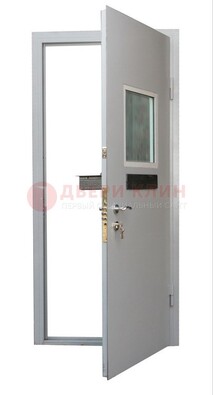 Белая металлическая дверь в кассу ДКС-1 в Гатчине