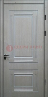Белая металлическая дверь с МДФ ДМ-128 в Гатчине