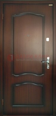 Коричневая стальная дверь с МДФ ДМ-138 для квартиры в Гатчине