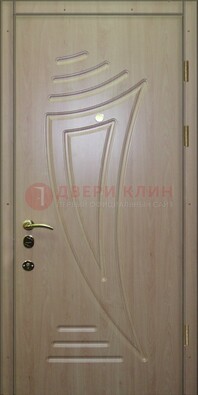 Светлая железная дверь с МДФ ДМ-153 в Гатчине