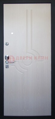 Белая металлическая дверь с МДФ ДМ-172 в квартиру в Гатчине