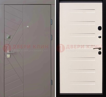 Светло-серая стальная филенчатая дверь с МДФ ДМ-199 в Великом Новгороде