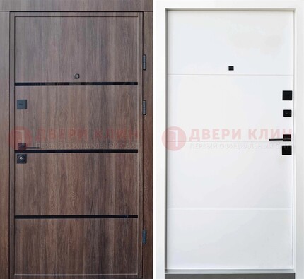 Черная входная дверь со светлой МДФ и молдингами ДМ-219 в Великом Новгороде