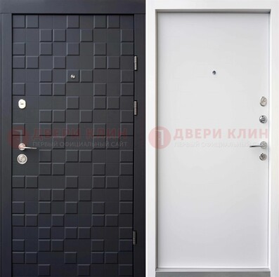 Темная входная дверь с белой МДФ внутри ДМ-222 в Гатчине
