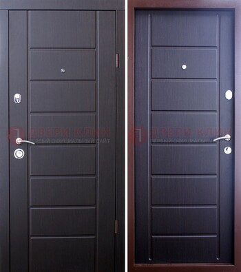 Черная филенчатая входная дверь со светлой МДФ ДМ-226 в Гатчине
