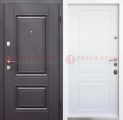 Темная входная дверь c коричневой филенчатой МДФ внутри ДМ-238 в Великом Новгороде