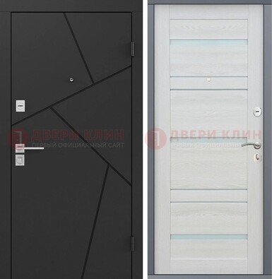 Черная железная дверь c МДФ с белой внутренней стороной ДМ-249 в Гатчине