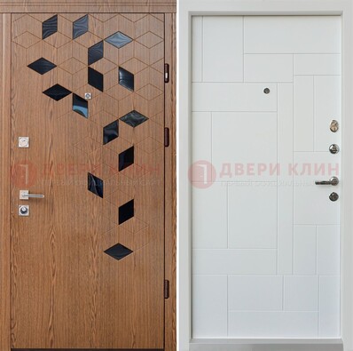 Коричневая металлическая дверь МДФ внутри белого цвета ДМ-256 в Гатчине
