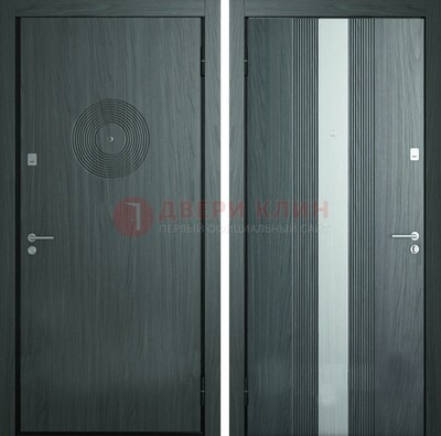 Темная железная дверь с МДФ и декоративной вставкой ДМ-25 в Гатчине