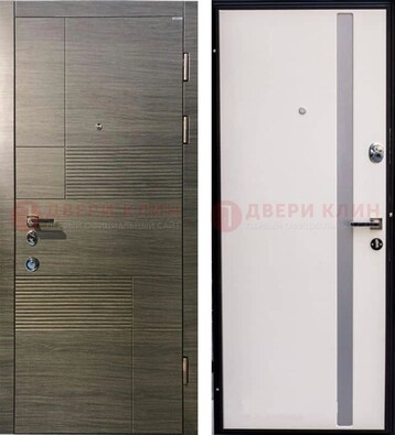 Стальная белая дверь c МДФ с молдингами ДМ-266 в Гатчине