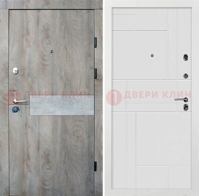 Темная металлическая дверь с белой МДФ с молдингами ДМ-297 в Великом Новгороде