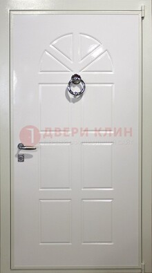 Белая входная дверь с МДФ ДМ-30 в квартиру в Гатчине