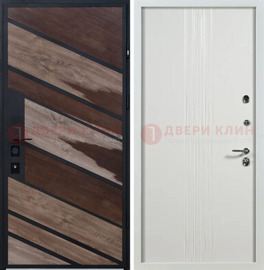 Железная коричневая дверь со светлой МДФ внутри ДМ-310 в Гатчине