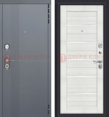 Железная дверь с серой и белой МДФ со стеклом внутри ДМ-462 в Гатчине