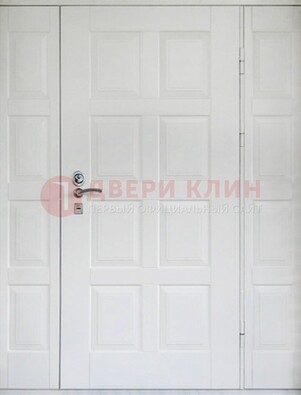 Белая входная дверь для коттеджа с МДФ ДМ-536 в Гатчине