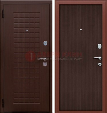 Коричневая металлическая дверь с МДФ ДМ-78 в квартиру в Гатчине