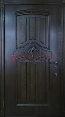 Темная металлическая дверь с массивом дуба с рисунком ДМД-25 в Гатчине