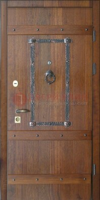 Темная стальная дверь с массивом дуба с ковкой ДМД-37 в Гатчине