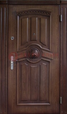Темная железная дверь с массивом дуба с украшением ДМД-40 в Гатчине