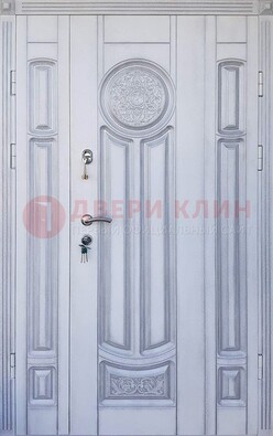 Белая двухстворчатая дверь с массивом дуба ДМД-72 в Гатчине