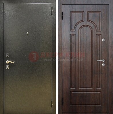 Железная темно-серая дверь с порошковым напылением и МДФ Тисненый орех ДП-275 в Гатчине