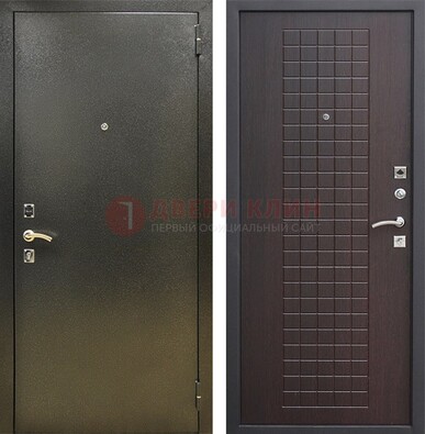 Темная железная дверь с порошковым напылением и терморазрывом МДФ Махагон ДП-286 в Гатчине