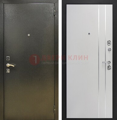 Железная темная дверь с порошковым покрытием и белая МДФ с молдингами  ДП-296 в Гатчине