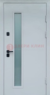 Светлая железная дверь с порошковым напылением ДП-303 в Гатчине