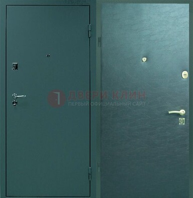 Зеленая стальная дверь с порошковым покрытием ДП-93 в Гатчине