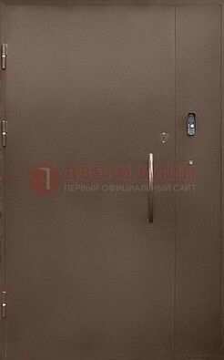 Коричневая металлическая подъездная дверь ДПД-2 в Гатчине