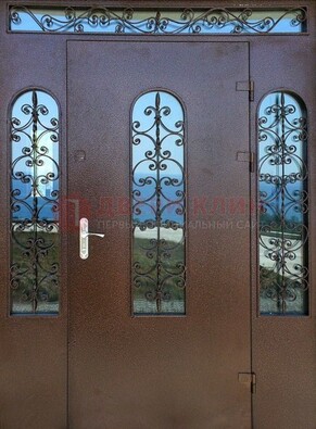 Железная парадная дверь со стеклом и ковкой ДПР-16 для общественных зданий в Гатчине