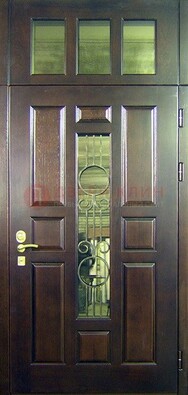 Парадная дверь со стеклянными вставками и ковкой ДПР-1 в офисное здание в Гатчине
