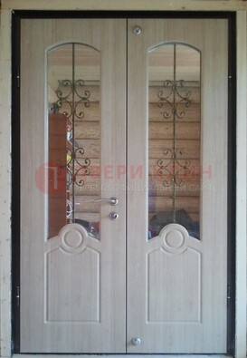 Парадная дверь со стеклянными вставками и ковкой ДПР-23 в деревянный дом в Гатчине