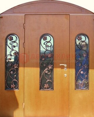 Парадная дверь со стеклянными вставками и ковкой ДПР-28 в общественное здание в Гатчине