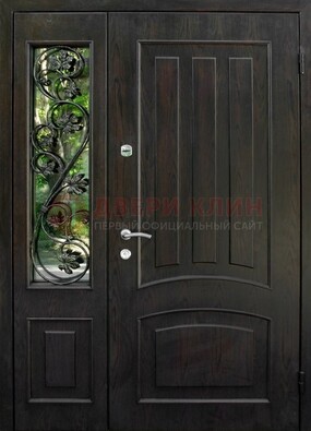 Парадная дверь со стеклянными вставками и ковкой ДПР-31 в кирпичный дом в Гатчине