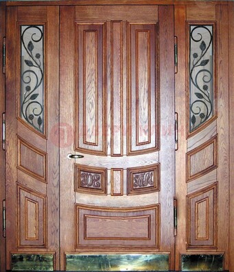 Парадная дверь со стеклом и ковкой ДПР-35 для загородного дома в Гатчине