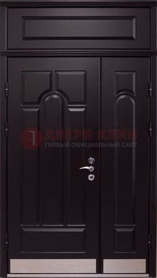 Парадная дверь с металлическими вставками ДПР-47 и фрамугой в Гатчине
