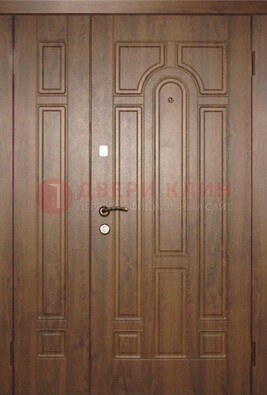 Двухстворчатая коричневая парадная дверь ДПР-48 в Гатчине